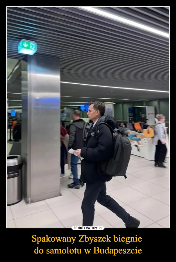 
    Spakowany Zbyszek biegnie do samolotu w Budapeszcie