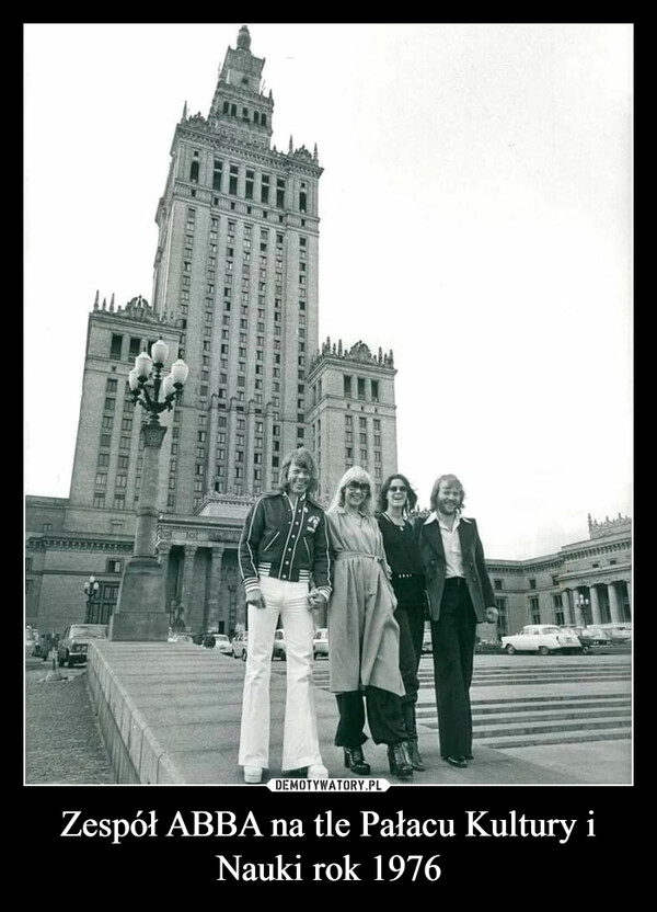 
    Zespół ABBA na tle Pałacu Kultury i Nauki rok 1976