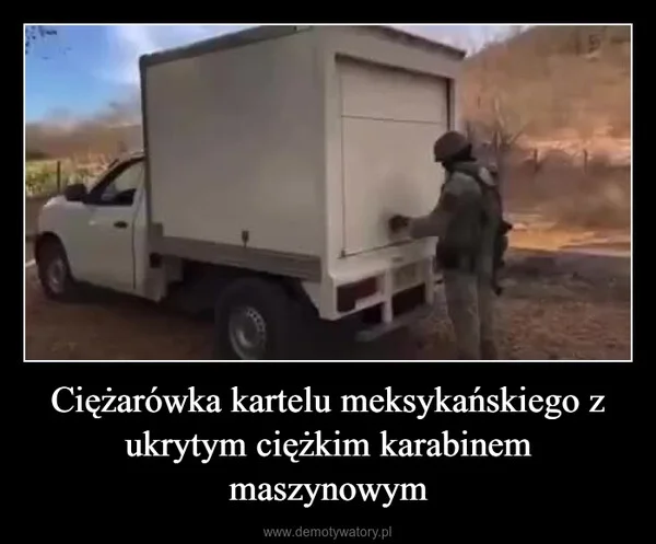 
    Ciężarówka kartelu meksykańskiego z ukrytym ciężkim karabinem maszynowym