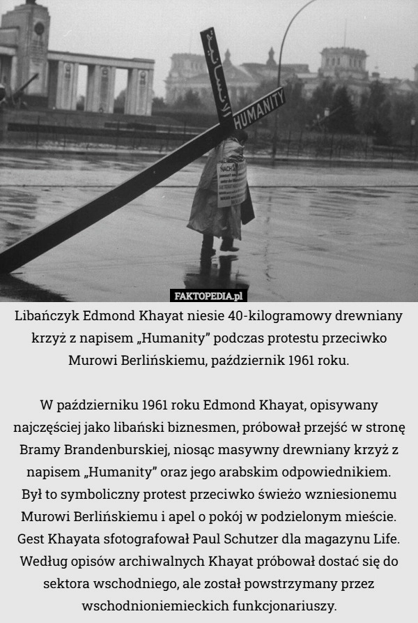 
    Libańczyk Edmond Khayat niesie 40-kilogramowy drewniany krzyż z napisem...
