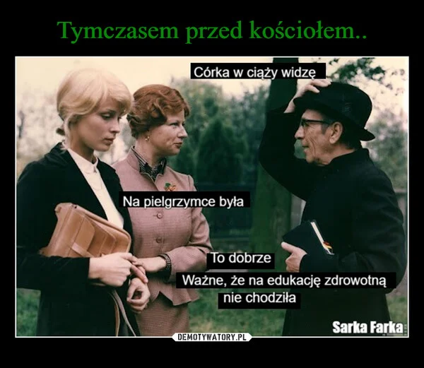 
    Tymczasem przed kościołem..