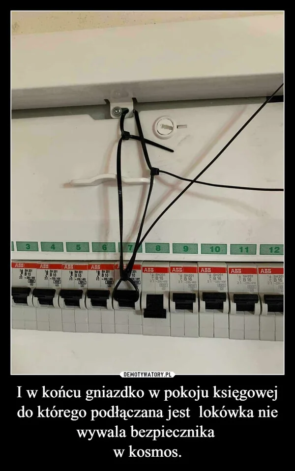 
    I w końcu gniazdko w pokoju księgowej do którego podłączana jest lokówka nie wywala bezpiecznika w kosmos.