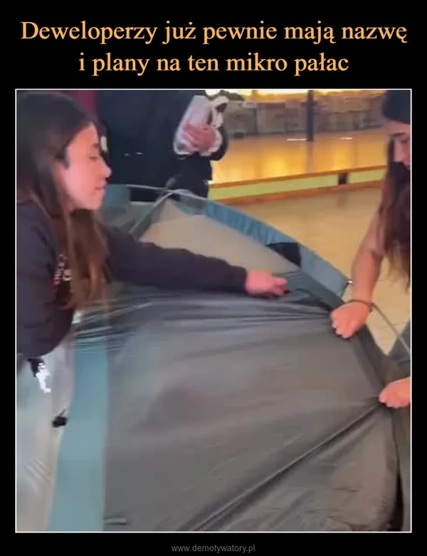 
    Deweloperzy już pewnie mają nazwę i plany na ten mikro pałac
