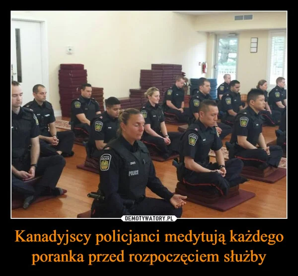 
    Kanadyjscy policjanci medytują każdego poranka przed rozpoczęciem służby