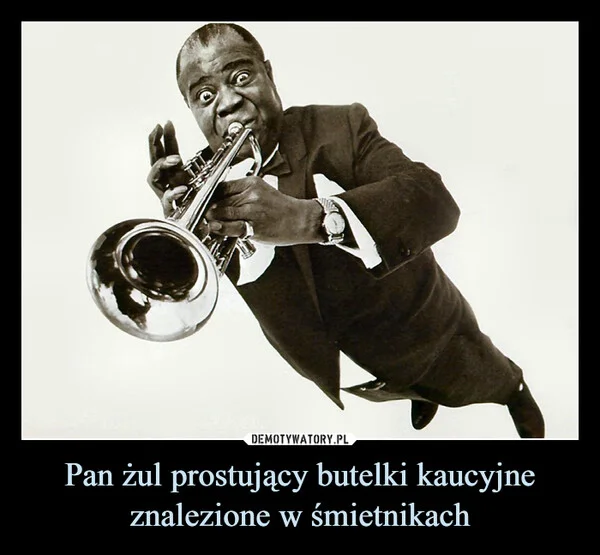 
    Pan żul prostujący butelki kaucyjne znalezione w śmietnikach