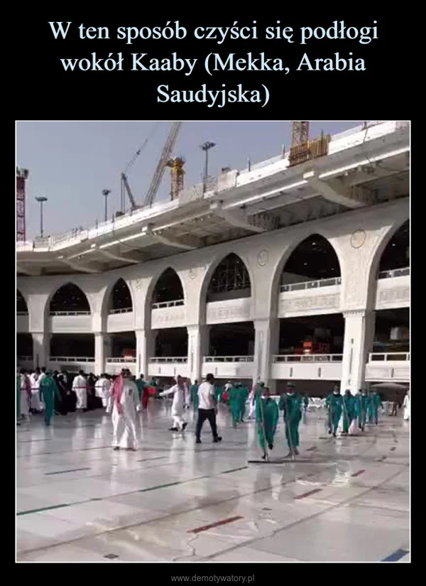 
    W ten sposób czyści się podłogi wokół Kaaby (Mekka, Arabia Saudyjska)