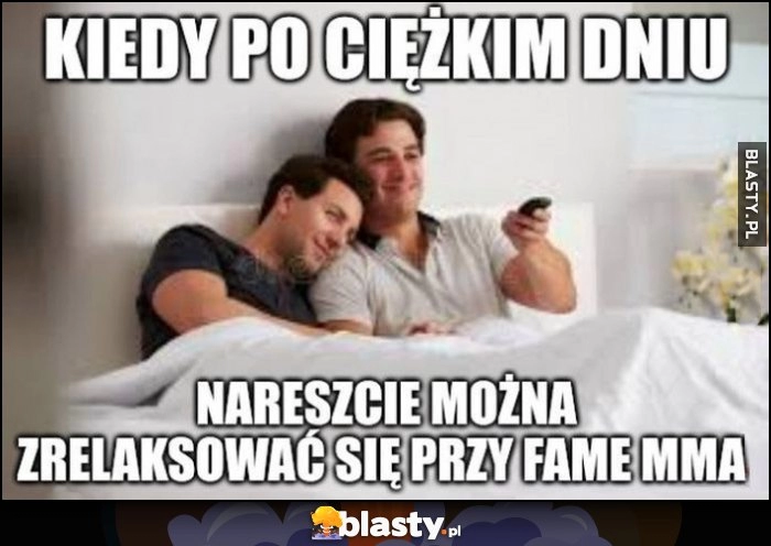 
    Kiedy po ciężkim dniu wreszcie mozna zrelaksować się przy Fame MMA ciepli faceci przytulają się do siebie