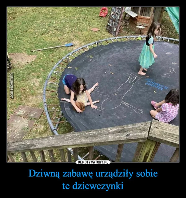 
    Dziwną zabawę urządziły sobie te dziewczynki