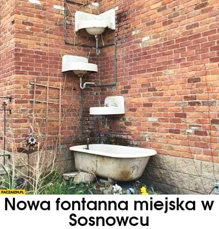 
    Nowa fontanna miejska w Sosnowcu umywalki toalety zamontowane na murze ścianie