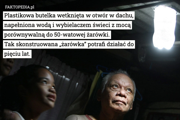 
    Plastikowa butelka wetknięta w otwór w dachu, napełniona wodą i wybielaczem