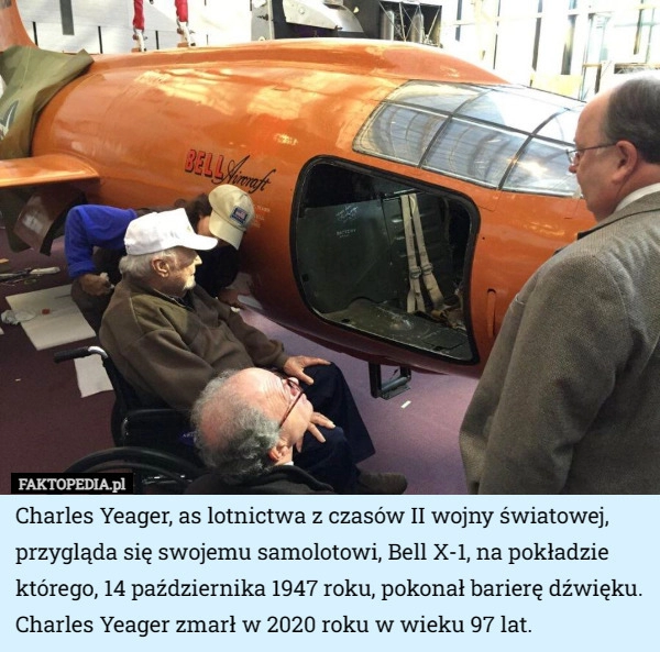 
    Charles Yeager, as lotnictwa z czasów II wojny światowej, przygląda się...