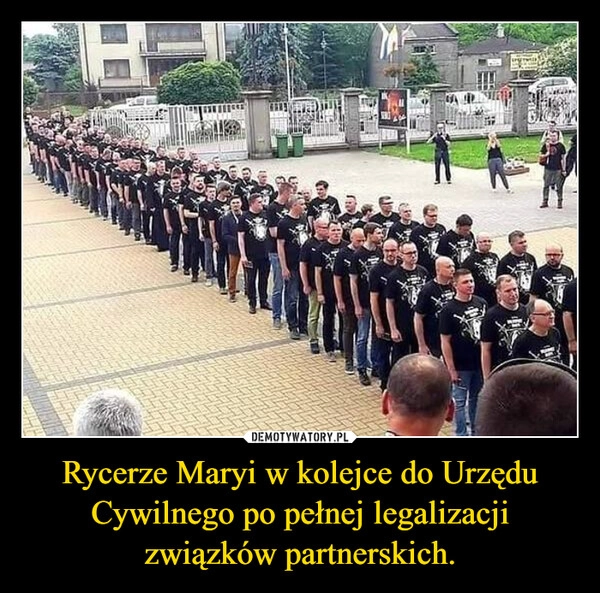 
    Rycerze Maryi w kolejce do Urzędu Cywilnego po pełnej legalizacji związków partnerskich.