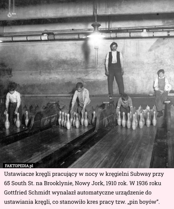 
    Ustawiacze kręgli pracujący w nocy w kręgielni Subway przy 65 South St...