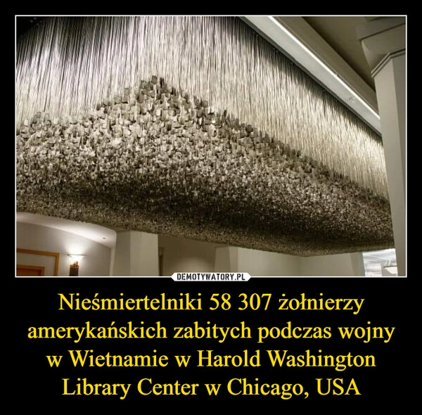 
    Nieśmiertelniki 58 307 żołnierzy amerykańskich zabitych podczas wojny w Wietnamie w Harold Washington Library Center w Chicago, USA 