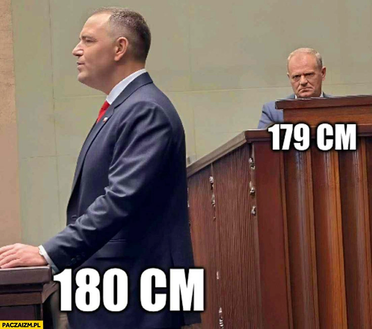 
    180 cm vs 179 cm Tusk patrzy na Nawrockiego w sejmie