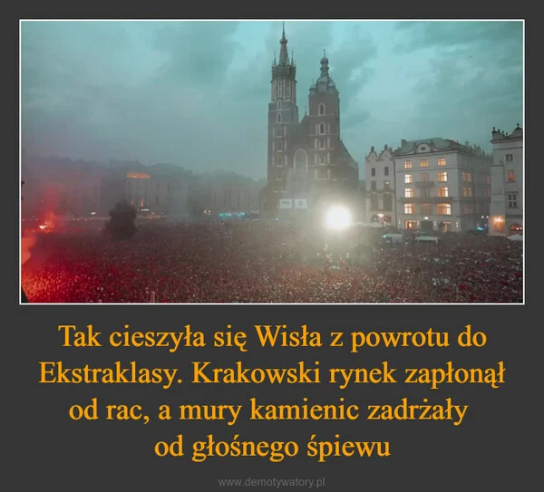 
    Tak cieszyła się Wisła z powrotu do Ekstraklasy. Krakowski rynek zapłonął od rac, a mury kamienic zadrżały od głośnego śpiewu