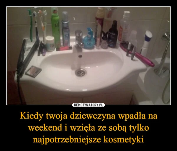 
    Kiedy twoja dziewczyna wpadła na weekend i wzięła ze sobą tylko najpotrzebniejsze kosmetyki