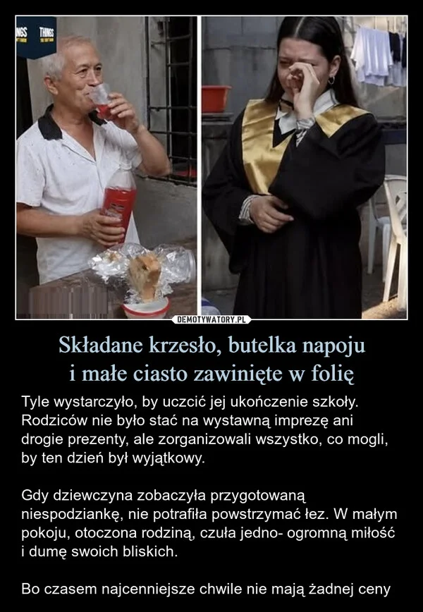 
    Składane krzesło, butelka napoju i małe ciasto zawinięte w folię