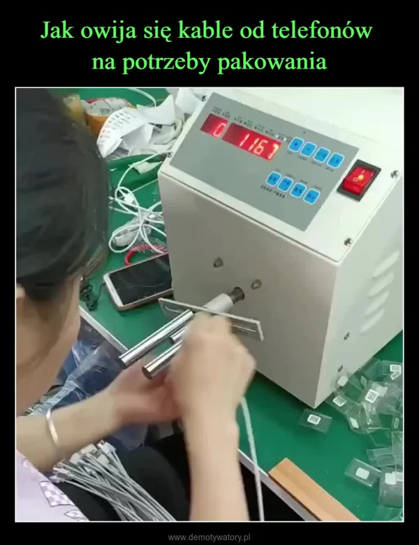 
    Jak owija się kable od telefonów na potrzeby pakowania