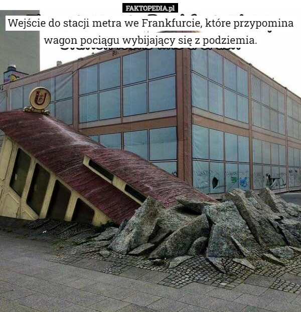 
    Wejście do stacji metra we Frankfurcie, które przypomina wagon pociągu wybijający