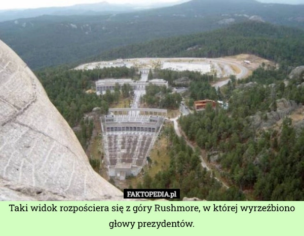 
    Taki widok rozpościera się z góry Rushmore, w której wyrzeźbiono głowy prezydentów.