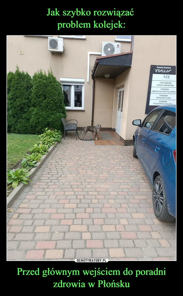 
    Jak szybko rozwiązać problem kolejek: Przed głównym wejściem do poradni zdrowia w Płońsku