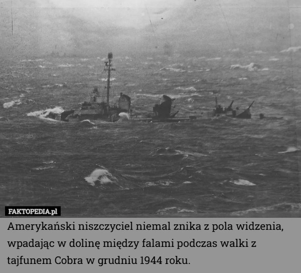 
    Amerykański niszczyciel niemal znika z pola widzenia, wpadając w dolinę