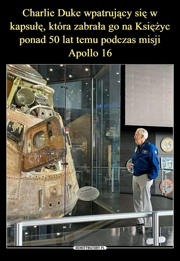 
    Charlie Duke wpatrujący się w kapsułę, która zabrała go na Księżyc ponad 50 lat temu podczas misji Apollo 16