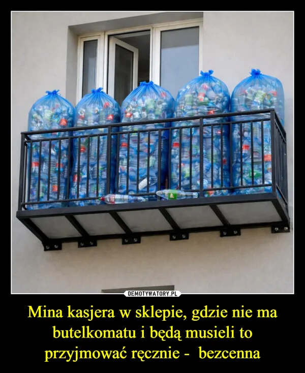 
    Mina kasjera w sklepie, gdzie nie ma butelkomatu i będą musieli to przyjmować ręcznie - bezcenna