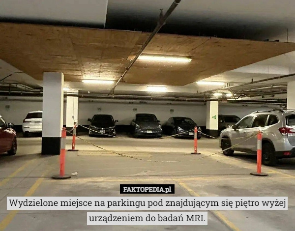 
    Wydzielone miejsce na parkingu pod znajdującym się piętro wyżej urządzeniem