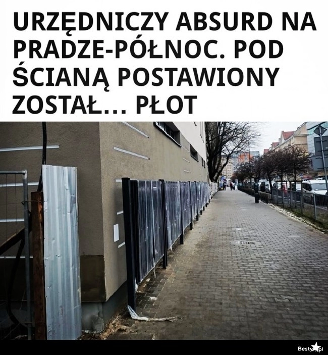 
    Płot pod ścianą 