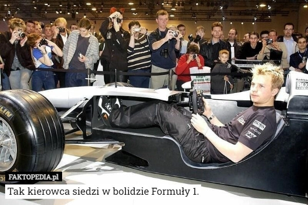 
    
			Tak kierowca siedzi w bolidzie Formuły 1.					