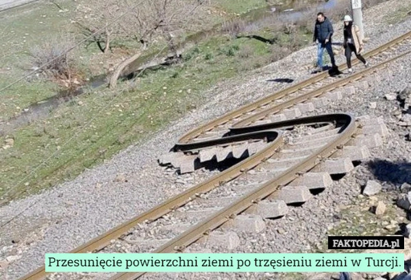 
    Przesunięcie powierzchni ziemi po trzęsieniu ziemi w Turcji.