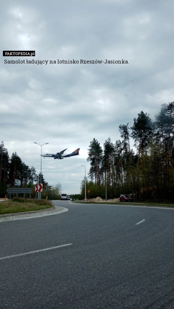 
    Samolot ładujący na lotnisko Rzeszów-Jasionka. 