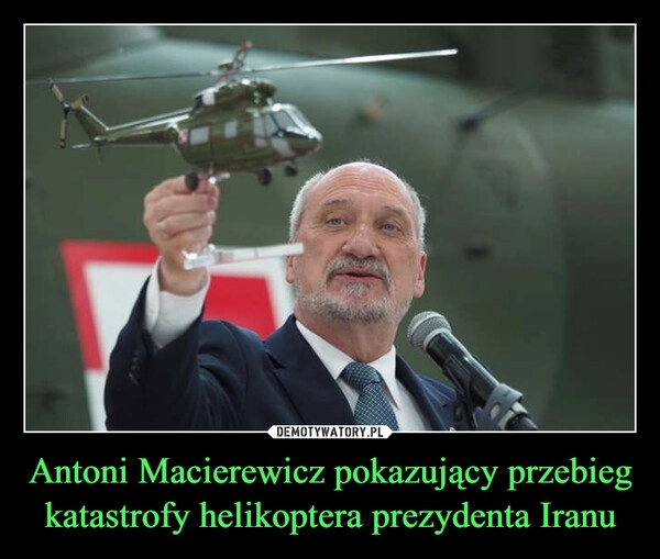 
    Antoni Macierewicz pokazujący przebieg katastrofy helikoptera prezydenta Iranu