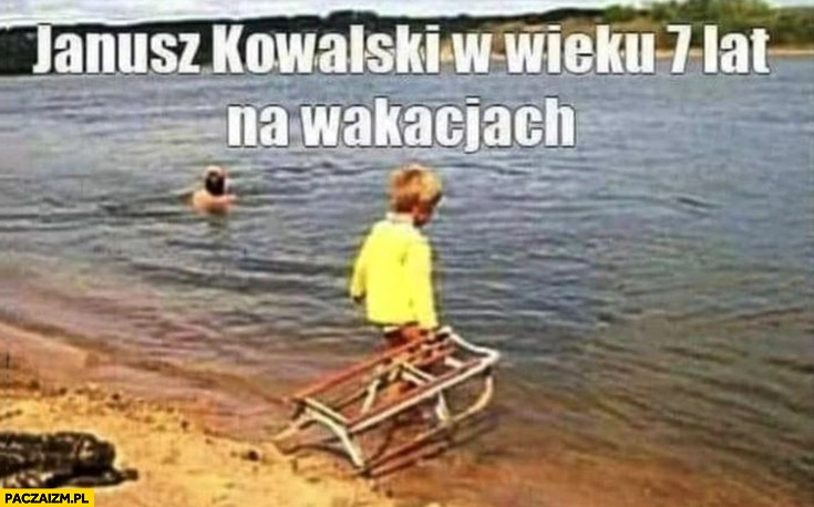 
    Janusz Kowalski w wieku 7 lat na wakacjach wchodzi z sankami do jeziora morza