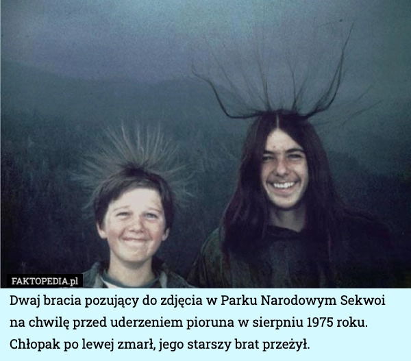 
    Dwaj bracia pozujący do zdjęcia w Parku Narodowym Sekwoi na chwilę przed