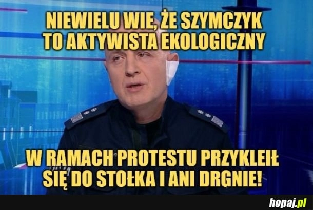 
    Przyklejony.