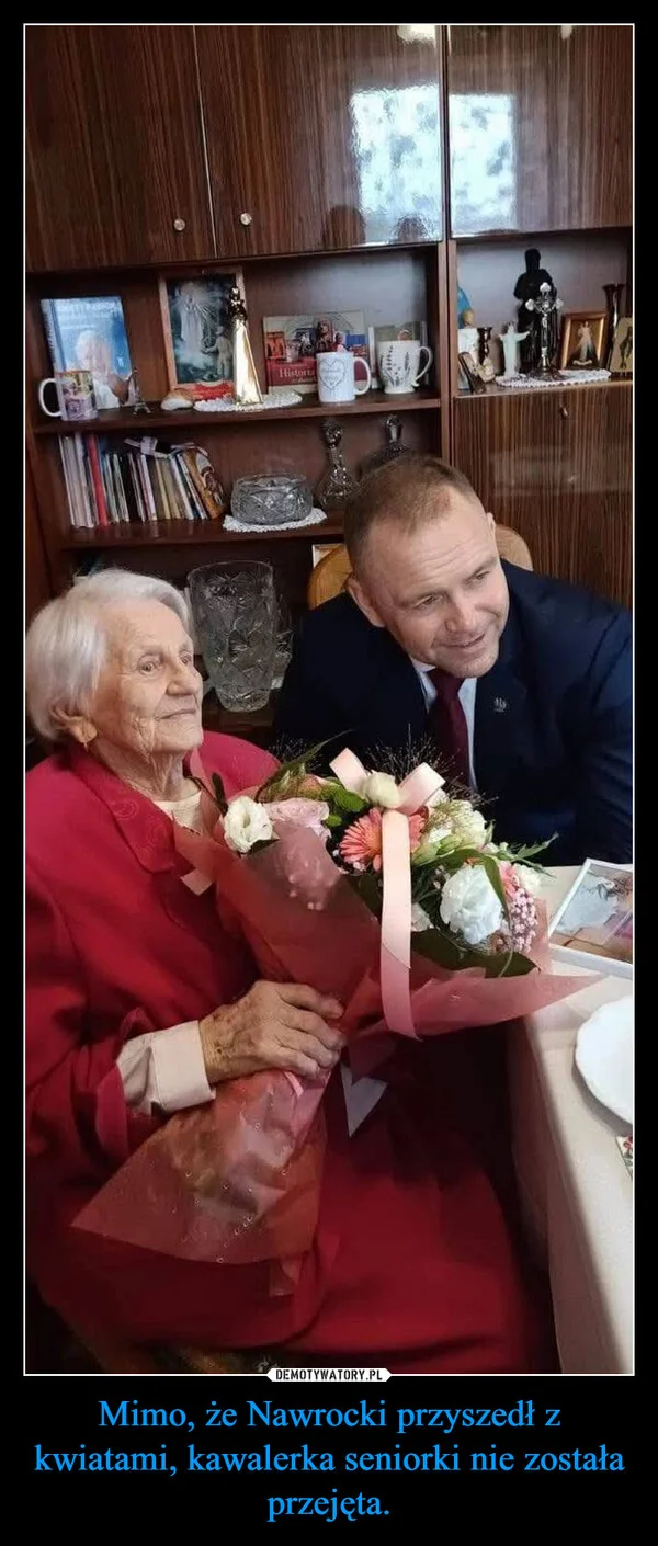 
    Mimo, że Nawrocki przyszedł z kwiatami, kawalerka seniorki nie została przejęta.