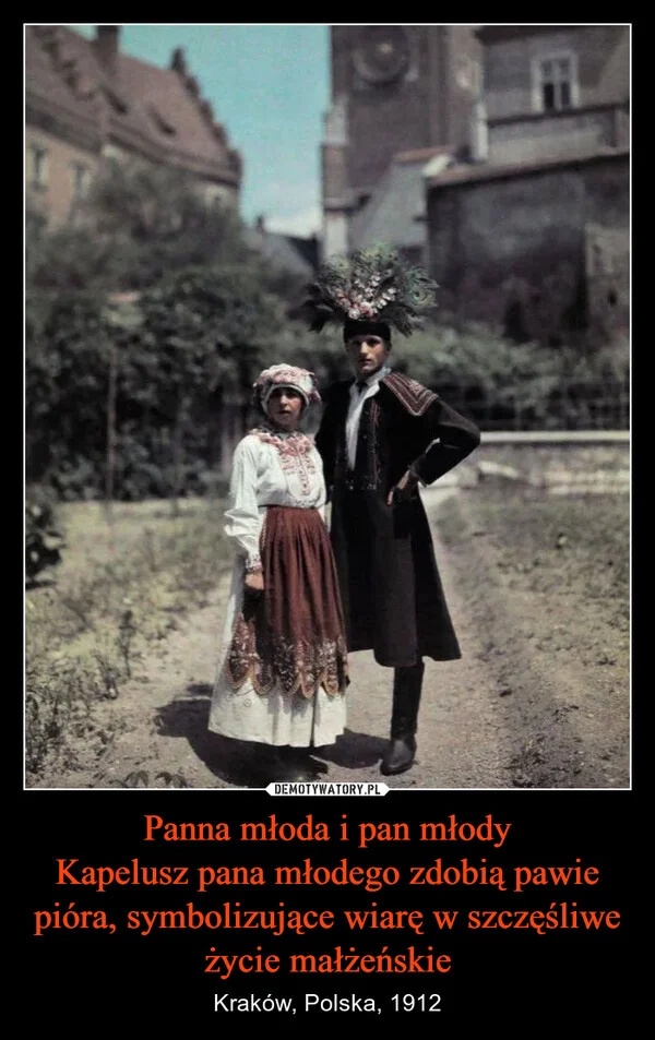 
    Panna młoda i pan młody Kapelusz pana młodego zdobią pawie pióra, symbolizujące wiarę w szczęśliwe życie małżeńskie