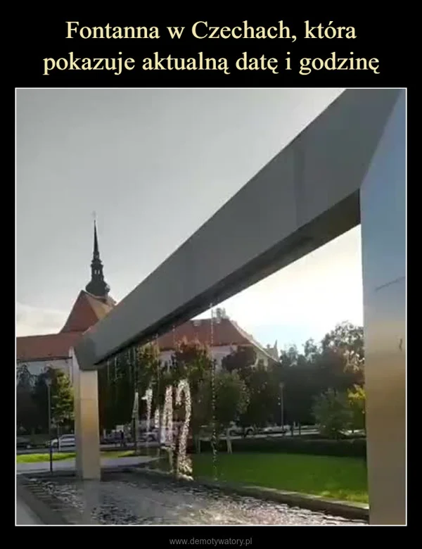
    Fontanna w Czechach, która pokazuje aktualną datę i godzinę
