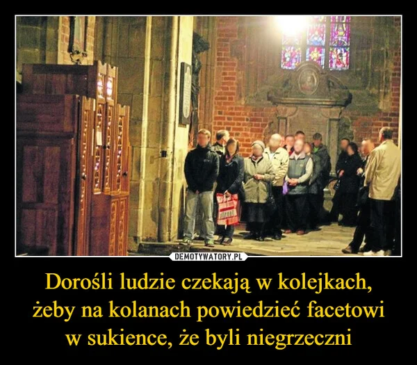 
    Dorośli ludzie czekają w kolejkach, żeby na kolanach powiedzieć facetowi w sukience, że byli niegrzeczni