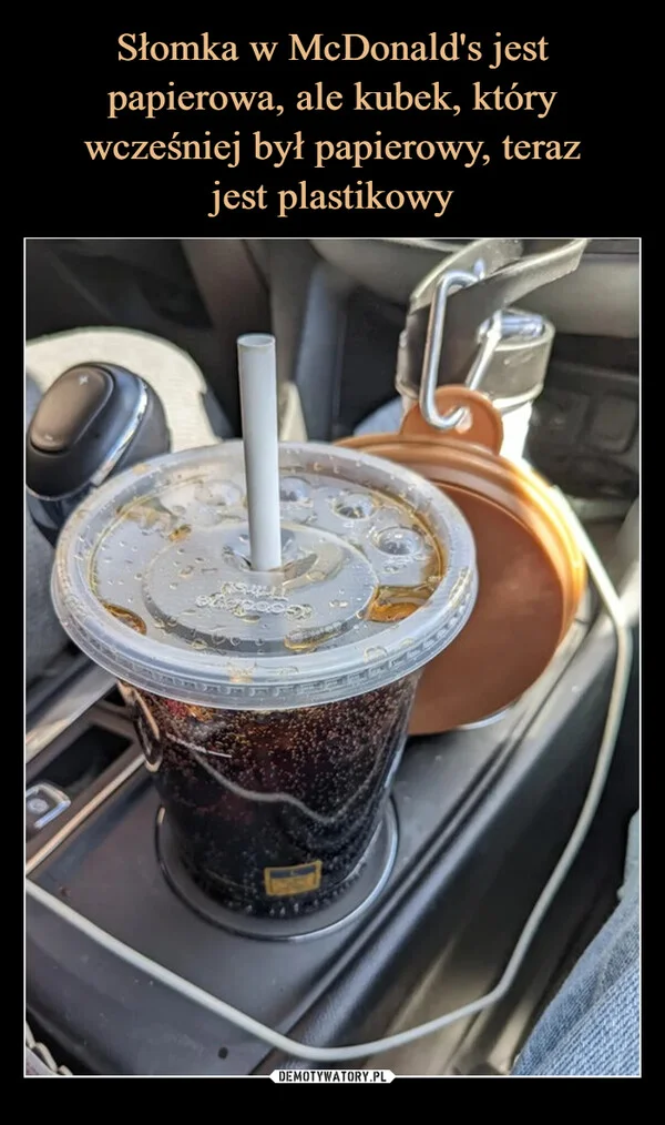 
    Słomka w McDonald's jest papierowa, ale kubek, który wcześniej był papierowy, teraz jest plastikowy