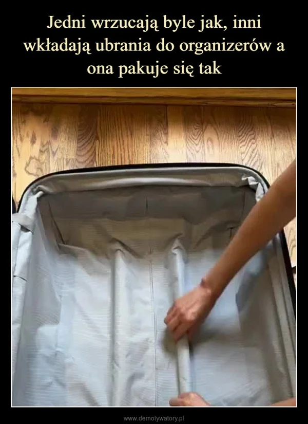 
    Jedni wrzucają byle jak, inni wkładają ubrania do organizerów a ona pakuje się tak