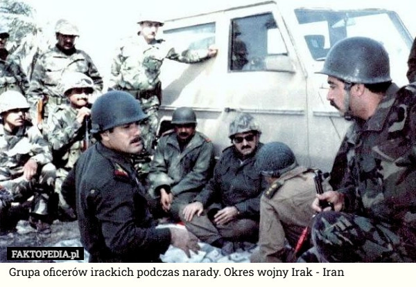 
    Grupa oficerów irackich podczas narady. Okres wojny Irak - Iran