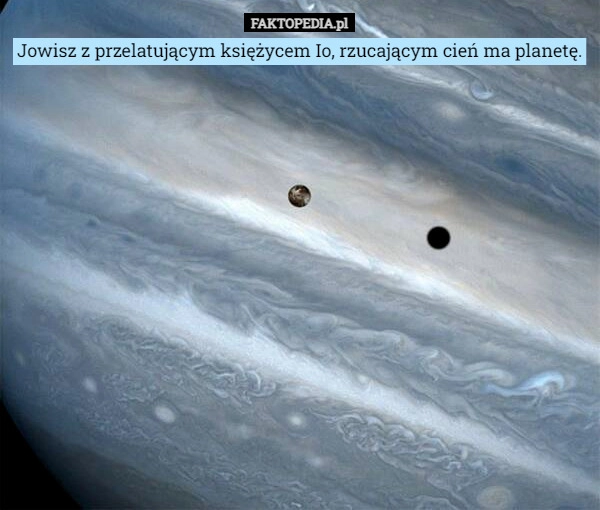 
    Jowisz z przelatującym księżycem Io, rzucającym cień ma planetę.