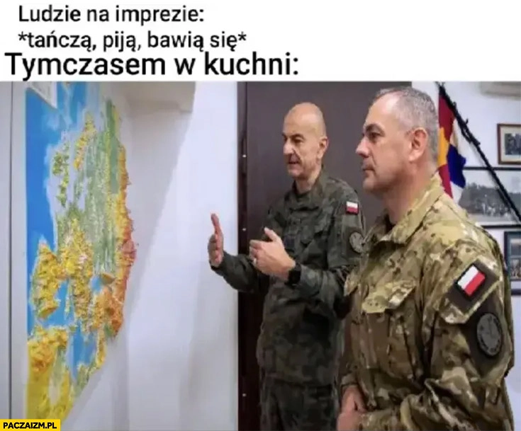 
    Ludzie na imprezie: tańczą, piją, bawią się, tymczasem w kuchni żołnierze omawiają strategię