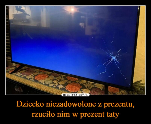 
    Dziecko niezadowolone z prezentu, rzuciło nim w prezent taty