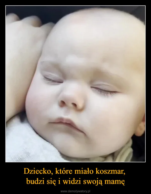 
    Dziecko, które miało koszmar, budzi się i widzi swoją mamę