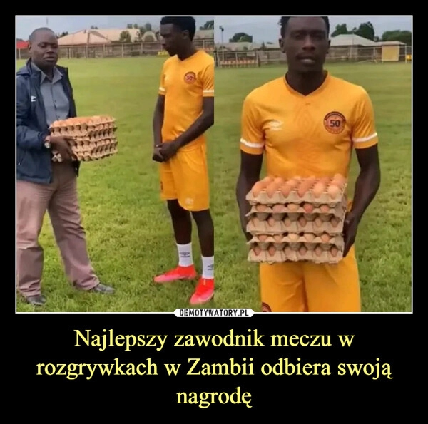 
    Najlepszy zawodnik meczu w rozgrywkach w Zambii odbiera swoją nagrodę 